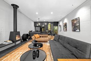 Romantic Lakefront Luxury - Spa Bath, Fireplace, King Bed - Daylesford - 7