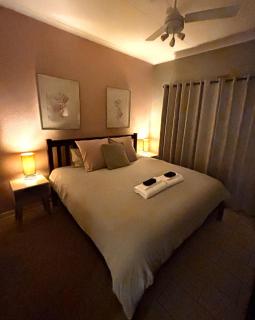 The Glen Retreat, Spacious 1 Bed Apartment With Extras & Luxe Touches, Pretty Treehouse Views, 10 Minutes to OR Tambo Airport, No Loadshedding - 2