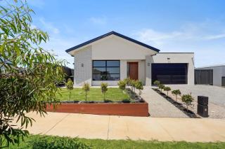 Stunning Beach Side Family Home in St Leonards - 9