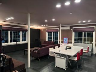 Biei Terrace 1F 78平米スタジオルームVALERION社製4Kスマートプロジェクタ & 170インチスクリーン付浴槽無しシャワー有 & ソファベッド onlyーオープン記念割引中!ー1F 78sqm large studio 170" 4K smart projector with shower & sofa-beds onlyー - 1