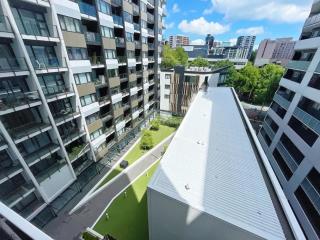 Refreshing Central 2 Bedrooms on Queen St Living - 1
