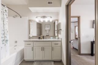 Beautiful 2 BR 2 BA, NRG, Medical Center, Downtown, Free WiFi, Pool - 1