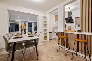 Luxury Cozy 2 bed house hot tub family friendly business traveler family of 4 - 6 with parking close to Birmingham city centre , M6 , Aston univerity , Great Barr Birmingham - Birmingham - 0
