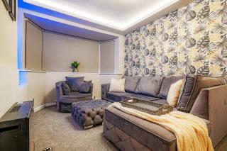 Luxury Cozy 2 bed house hot tub family friendly business traveler family of 4 - 6 with parking close to Birmingham city centre , M6 , Aston univerity , Great Barr Birmingham - Birmingham - 6