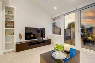 Luxury Cozy 2 bed house hot tub family friendly business traveler family of 4 - 6 with parking close to Birmingham city centre , M6 , Aston univerity , Great Barr Birmingham - Birmingham - 7