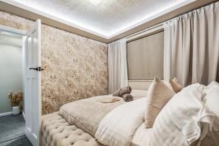Luxury Cozy 2 bed house hot tub family friendly business traveler family of 4 - 6 with parking close to Birmingham city centre , M6 , Aston univerity , Great Barr Birmingham - Birmingham - 3