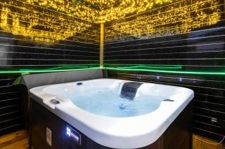 Luxury Cozy 2 bed house hot tub family friendly business traveler family of 4 - 6 with parking close to Birmingham city centre , M6 , Aston univerity , Great Barr Birmingham - Birmingham - 9