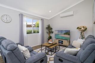 Bright and Spacious 2-Bed Thornlie Family Home - 0