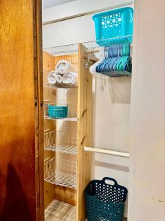 Cozy Private Room with Shared Bathroom on the 1st Floor - Conveniently Located near SeaTac Airport and Downtown - 1