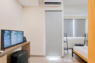 Homey and Modern Studio Apartment B Residence By Travelio - 6