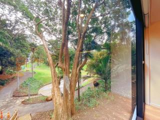 Tree-Lined Parkside Holiday Studio with Pool & Gym - Auckland - 8