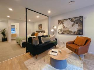 Tree-Lined Parkside Holiday Studio with Pool & Gym - Auckland - 3