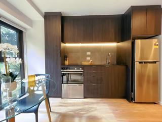 Tree-Lined Parkside Holiday Studio with Pool & Gym - Auckland - 1