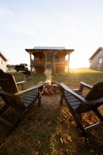 CenterHillLakeCouplesRelaxingCreeksideTinyCabin 4 - Smithville - 0