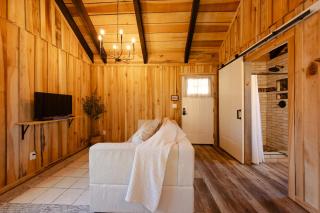 CenterHillLakeCouplesRelaxingCreeksideTinyCabin 4 - Smithville - 8