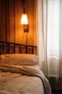 CenterHillLakeCouplesRelaxingCreeksideTinyCabin 4 - Smithville - 2