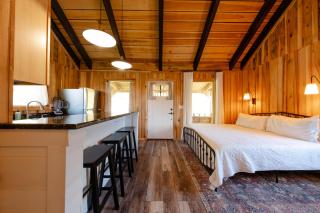 CenterHillLake TinyCabinfor2 PeacefulCountryside Cabin 1 - Smithville - 4