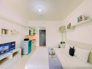 Good Deal and Comfortable Studio Serpong Greenview Apartment By Travelio - 6