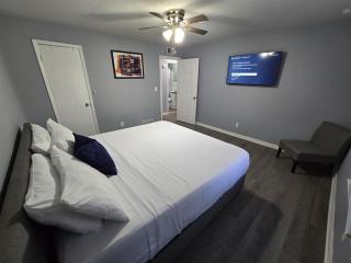 2 King Beds Near Airport - The Silver Hideaway - Forest Park - 0