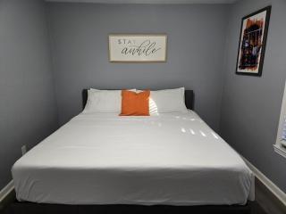 2 King Beds Near Airport - The Silver Hideaway - Forest Park - 7