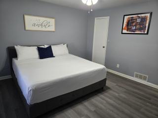 2 King Beds Near Airport - The Silver Hideaway - Forest Park - 6
