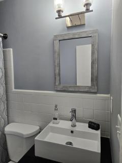 2 King Beds Near Airport - The Silver Hideaway - Forest Park - 5