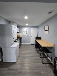 2 King Beds Near Airport - The Silver Hideaway - Forest Park - 3