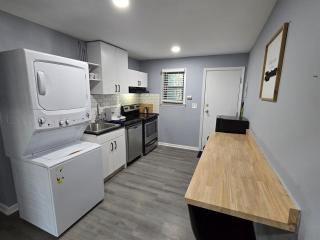 2 King Beds Near Airport - The Silver Hideaway - Forest Park - 1