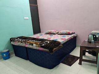 Rastogi Niwas - 3km away from triveni sangam - 9