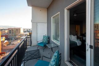 Convention Ctr - Stylish 2BD,2BA with Pool,Gym and Hot tub - 1