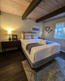 The Heartfelt Cabin Best Views, Large Backyard! - Big Bear City - 5