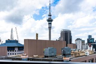 Tree-Lined Studio on High Level with Skytower View - Auckland - 7