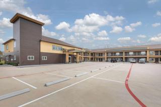 Days Inn & Suites by Wyndham La Porte - La Porte - 0
