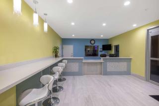 Days Inn & Suites by Wyndham La Porte - La Porte - 9
