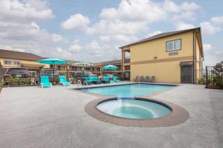 Days Inn & Suites by Wyndham La Porte - 3