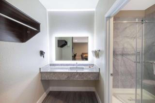 Days Inn & Suites by Wyndham La Porte - La Porte - 2