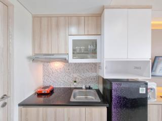 Homey and Good Studio Taman Melati Sinduadi Apartment By Travelio - 5