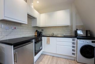 Modern Studio Flat with Balcony in Heart of London - 5