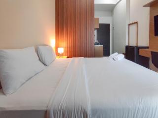 Homey Studio with Easy Pool Access Apartment at Suncity Residence By Travelio - 7