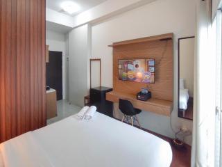 Homey Studio with Easy Pool Access Apartment at Suncity Residence By Travelio - 5