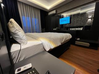Sheltons Hotel - - 2