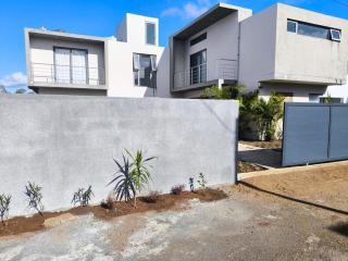 Contemporary villa with pool - - 2