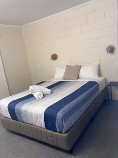 Mitchell Motel & Cabins - 2