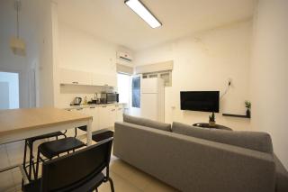 Geula Beach -- 1 Bedroom Seaside Apartment By Vacay - Tel Aviv - 8