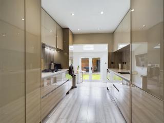 Modern Luxe 3BR House - Private Garden, Air Hockey - Goodmayes - 0