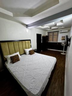 Top-pick oneBedroom Rental 5-mins from the Airport - 4