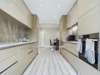 Modern Luxe 3BR House - Private Garden, Air Hockey - Goodmayes - 8