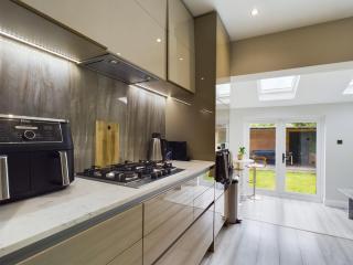 Modern Luxe 3BR House - Private Garden, Air Hockey - Goodmayes - 7