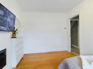 Modern Luxe 3BR House - Private Garden, Air Hockey - Goodmayes - 6