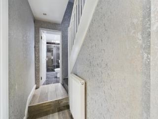 Modern Luxe 3BR House - Private Garden, Air Hockey - Goodmayes - 5